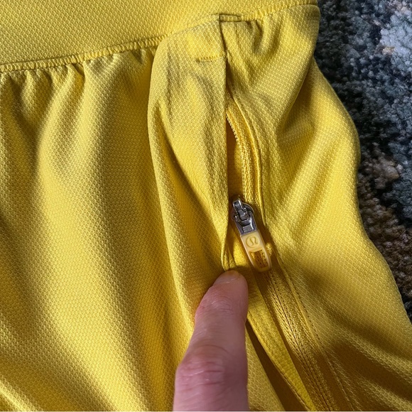 Lululemon License to Train Linerless Shorts 7” Yellow Sz Medium - Picture 6 of 10